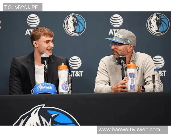 独行侠官推分享明星球员登机合影浓眉克莱弗拉格拉塞尔齐聚一堂 独行侠官推分享明星球员登机合影浓眉克莱弗拉格拉塞尔齐聚一堂