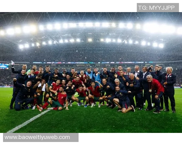 C罗分享球队合影庆祝晋级世界杯激励全队继续奋斗为葡萄牙加油